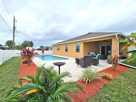 934 Sw Worcester Lane Port Saint Lucie FL 34953