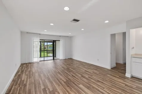 8536 Casa Del Lago Boca Raton FL 33433