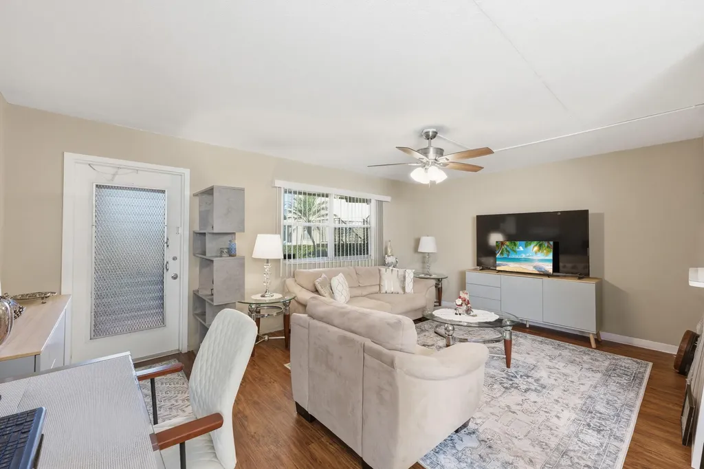 207 Saxony Delray Beach FL 33446
