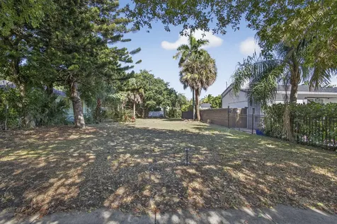 427 32nd Street West Palm Beach FL 33407
