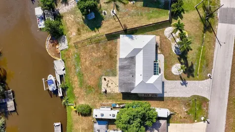 683 SE Harborview Drive Port Saint Lucie FL 34953