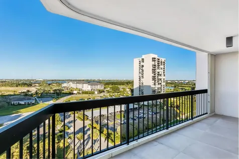 2425 Presidential Way West Palm Beach FL 33401
