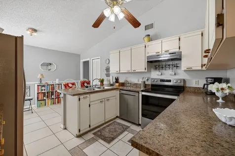 615 Se Dean Terrace Port Saint Lucie FL 34984