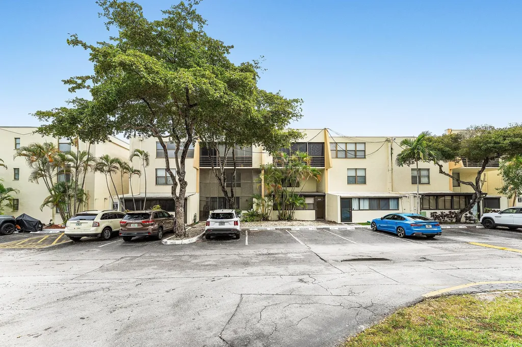 20200 W Country Club Drive Aventura FL 33180