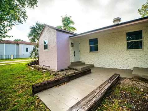 412 Columbus Parkway Hollywood FL 33021