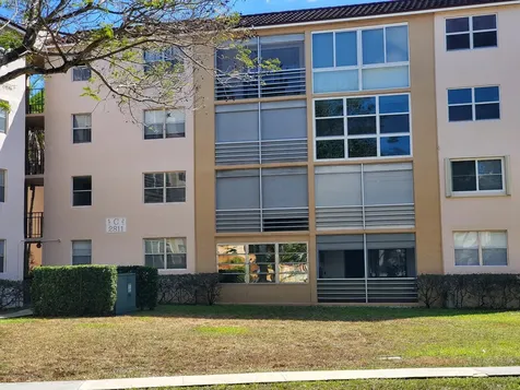 2811 Somerset Drive Lauderdale Lakes FL 33311