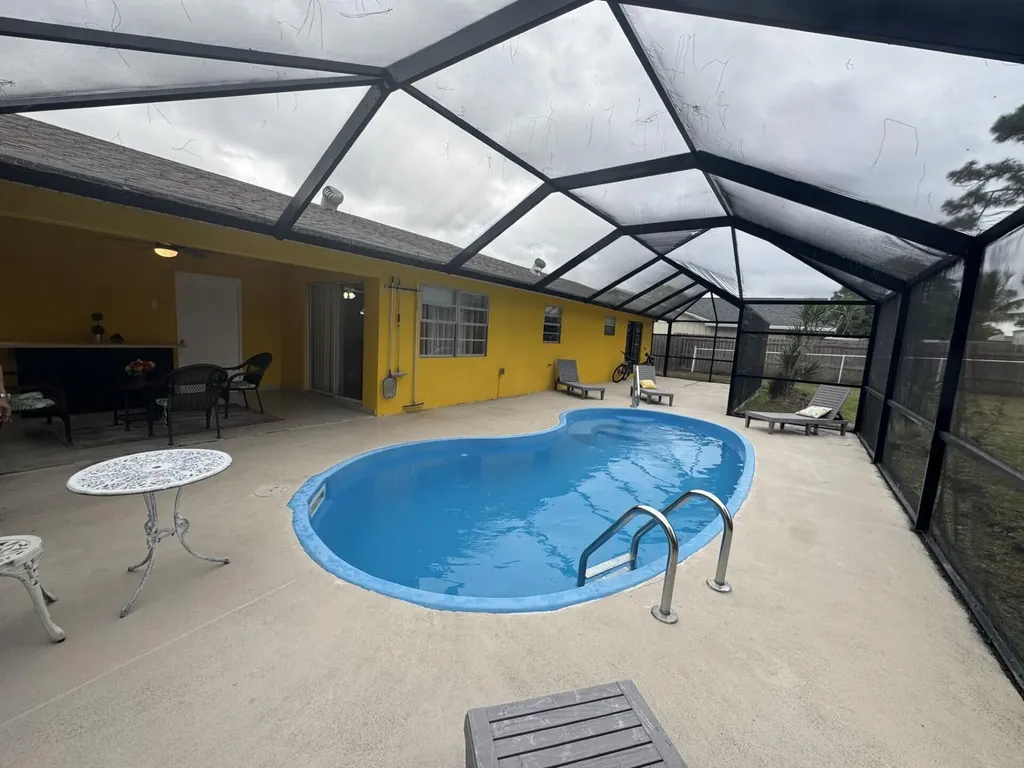 882 Se Walters Terrace Port Saint Lucie FL 34983