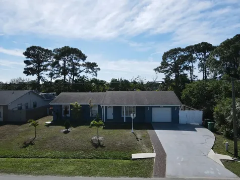 882 Se Walters Terrace Port Saint Lucie FL 34983