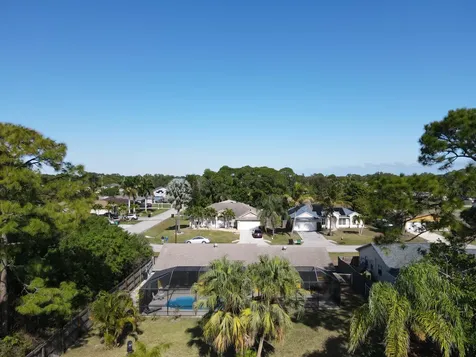 882 Se Walters Terrace Port Saint Lucie FL 34983