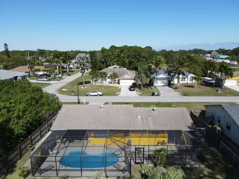 882 Se Walters Terrace Port Saint Lucie FL 34983