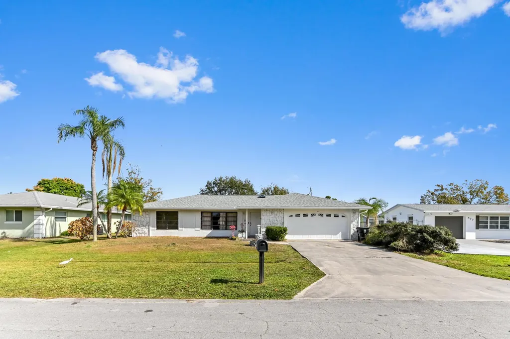571 Se Anchor Lane Port Saint Lucie FL 34983