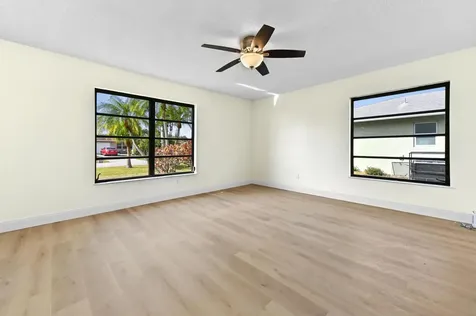 571 Se Anchor Lane Port Saint Lucie FL 34983