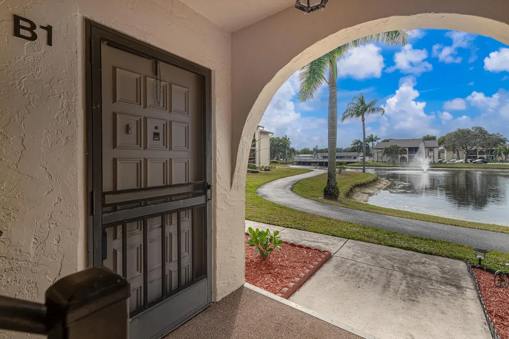 128 Lake Pine Circle Greenacres FL 33463