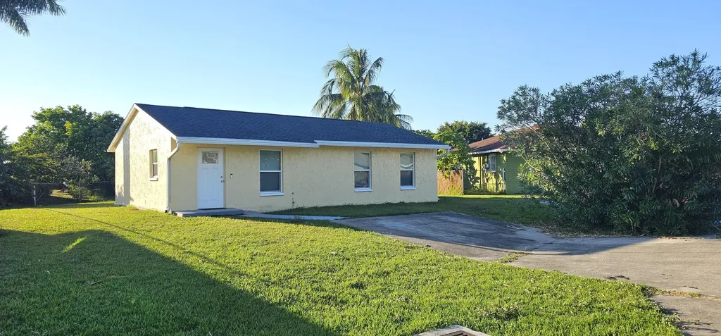 323 Seminole Court Pahokee FL 33476
