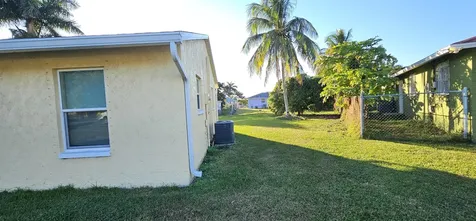 323 Seminole Court Pahokee FL 33476