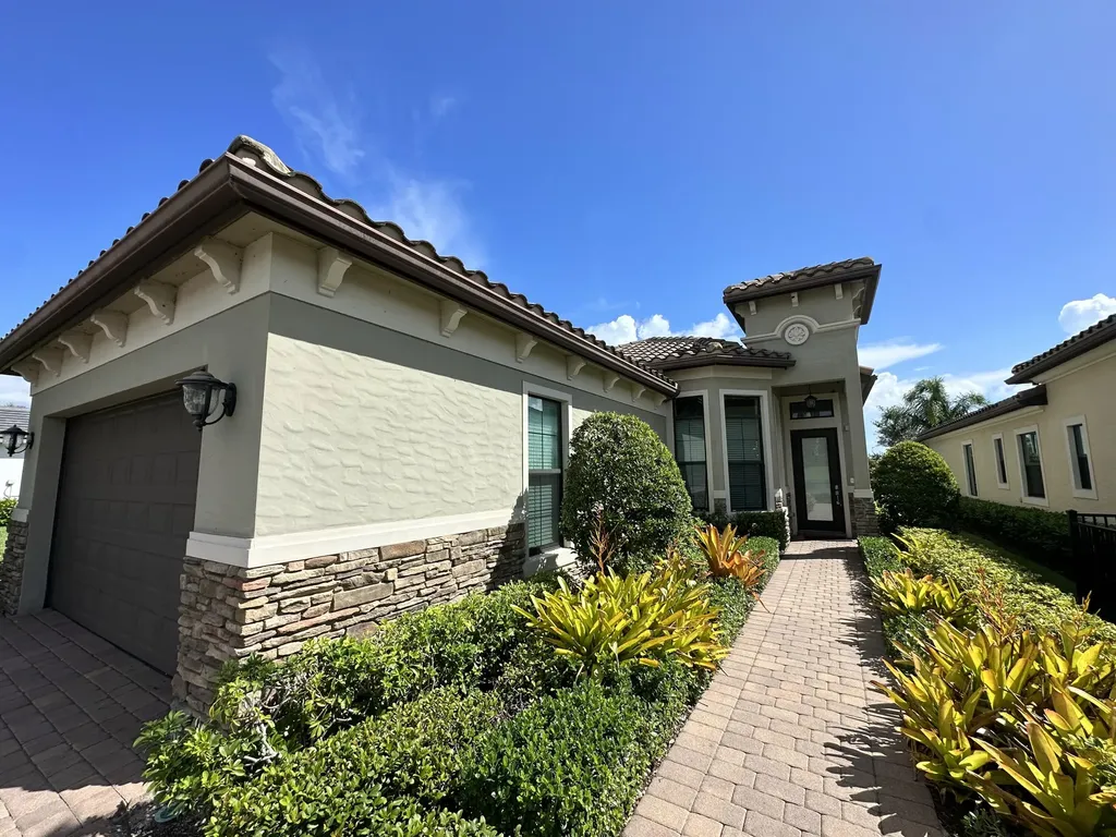 697 SE Fascino Circle Port Saint Lucie FL 34984