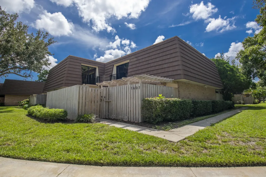 1607 16th Lane Palm Beach Gardens FL 33418