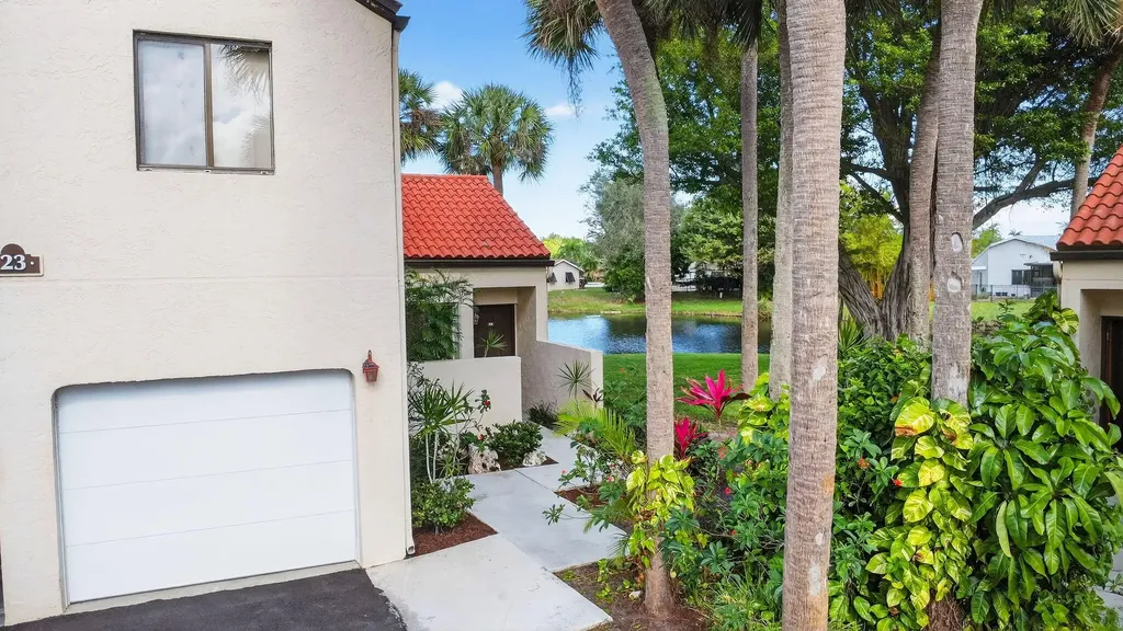 23 Via De Casas Sur Boynton Beach FL 33426
