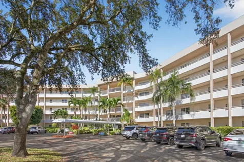 3960 Oaks Clubhouse Drive Pompano Beach FL 33069