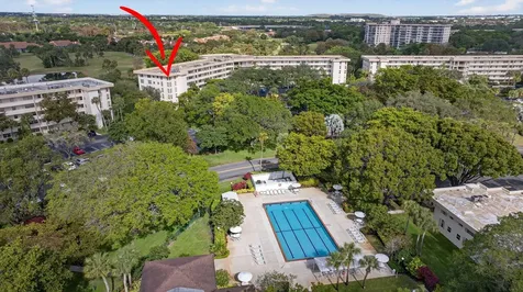 3960 Oaks Clubhouse Drive Pompano Beach FL 33069