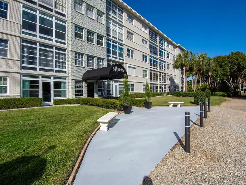 2333 Indian River Boulevard Vero Beach FL 32960