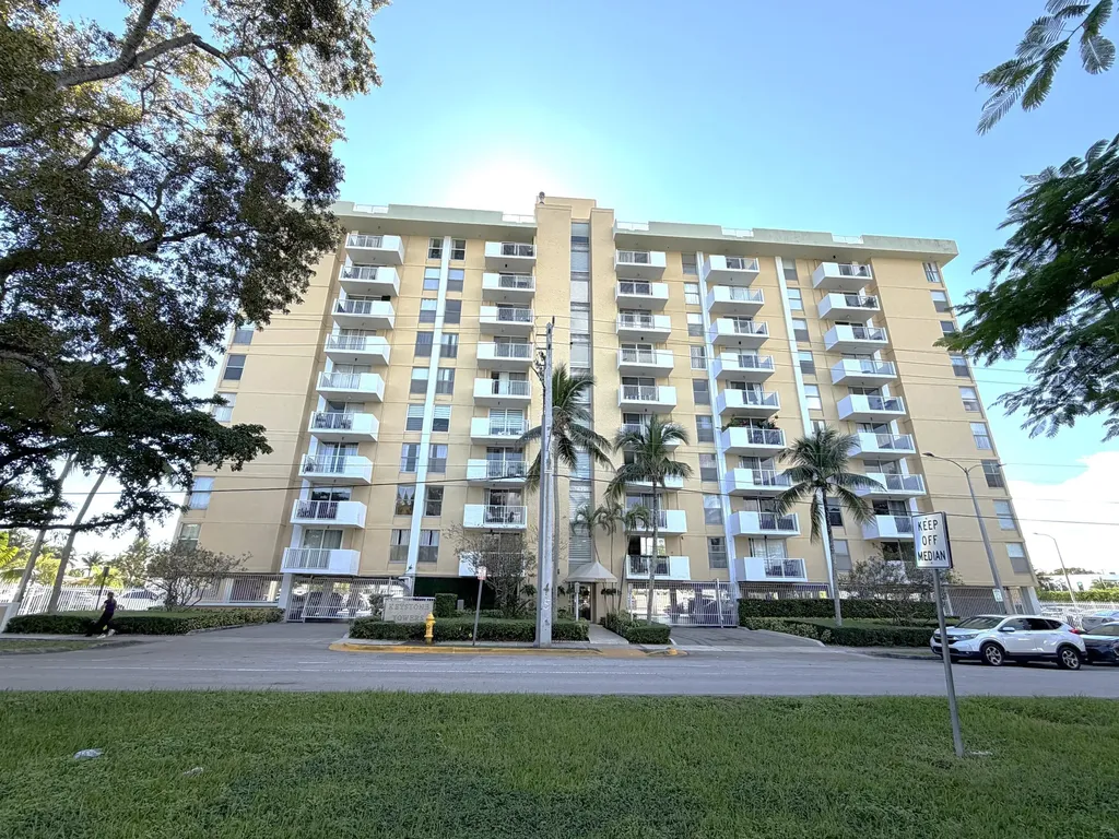 2000 Ne 135th Street North Miami FL 33181