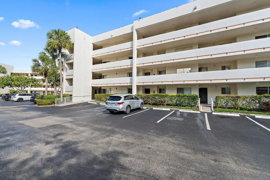 3186 Via Poinciana Lake Worth FL 33467