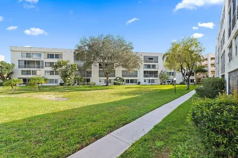 3186 Via Poinciana Lake Worth FL 33467
