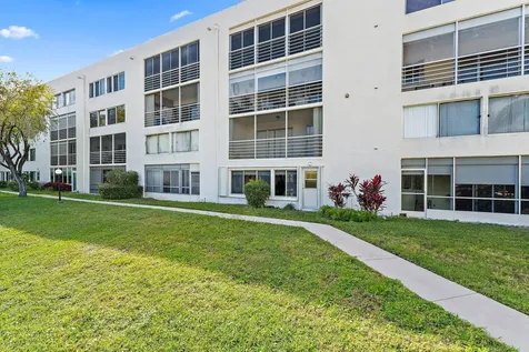 3186 Via Poinciana Lake Worth FL 33467
