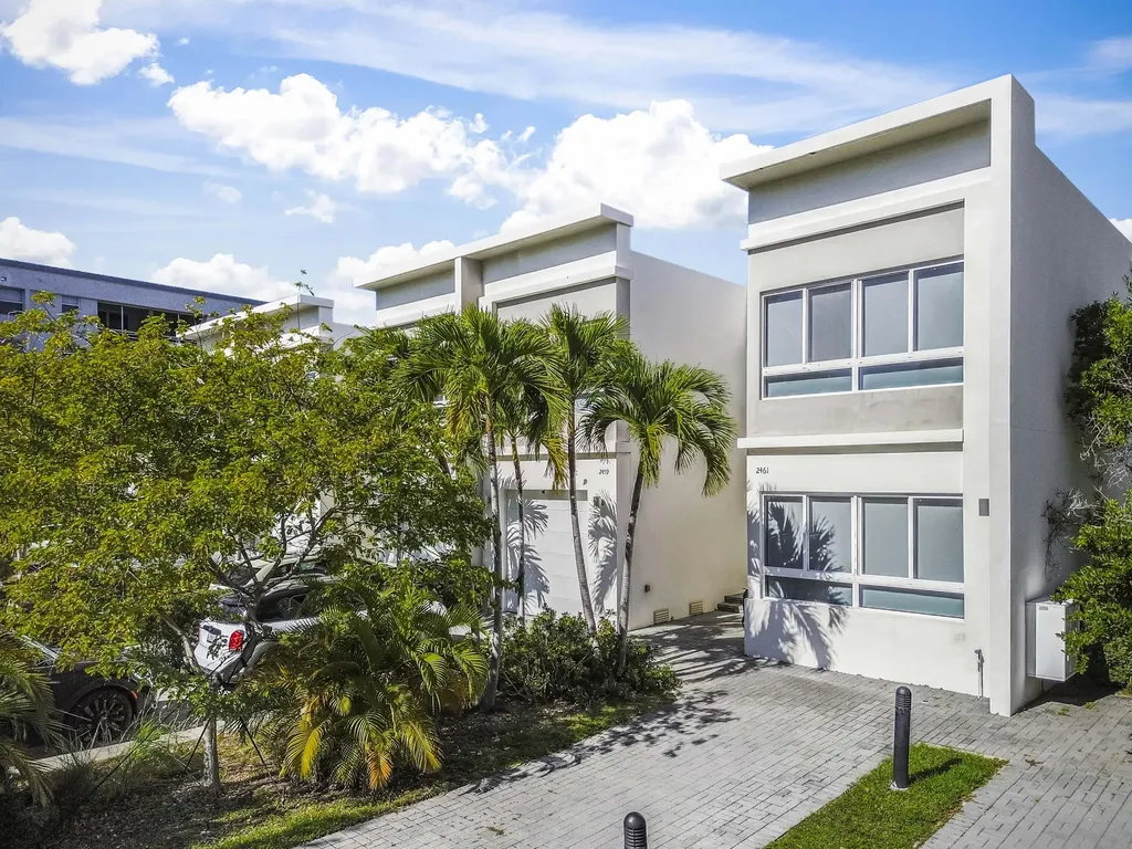 2461 Ne 135th Street North Miami FL 33181