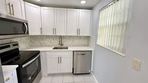 81 Markham E Deerfield Beach FL 33442
