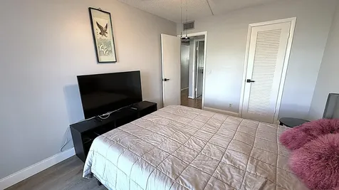 81 Markham E Deerfield Beach FL 33442