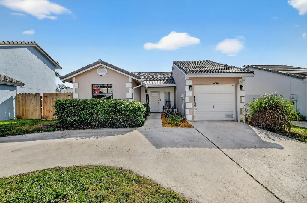 6024 Strawberry Lakes Circle Lake Worth FL 33463