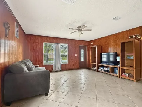 48 N Oak Street Fellsmere FL 32948