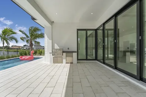 207 Se Bella Strano Port Saint Lucie FL 34984