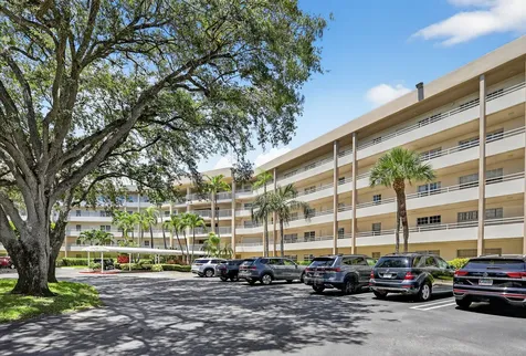 3960 Oaks Clubhouse Drive Pompano Beach FL 33069