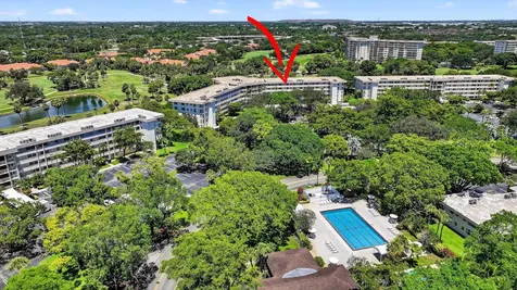 3960 Oaks Clubhouse Drive Pompano Beach FL 33069