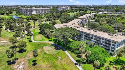 3960 Oaks Clubhouse Drive Pompano Beach FL 33069