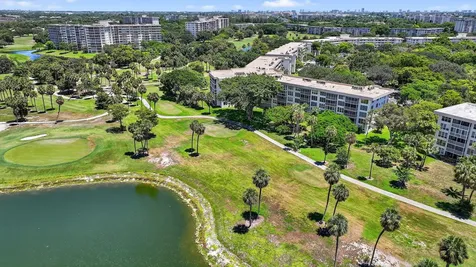 3960 Oaks Clubhouse Drive Pompano Beach FL 33069