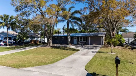 477 Se Asbury Lane Port Saint Lucie FL 34983