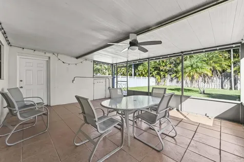 105 Ne 2nd Place Dania FL 33004