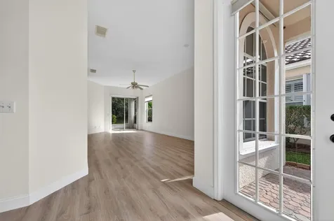 568 Sw New Castle Cove Port Saint Lucie FL 34986