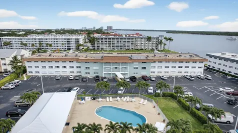 111 Shore Court North Palm Beach FL 33408