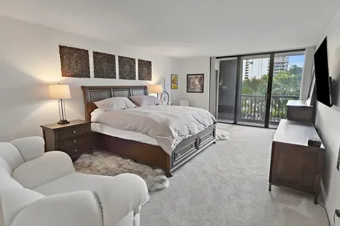 2427 Presidential Way West Palm Beach FL 33401