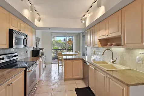 2427 Presidential Way West Palm Beach FL 33401