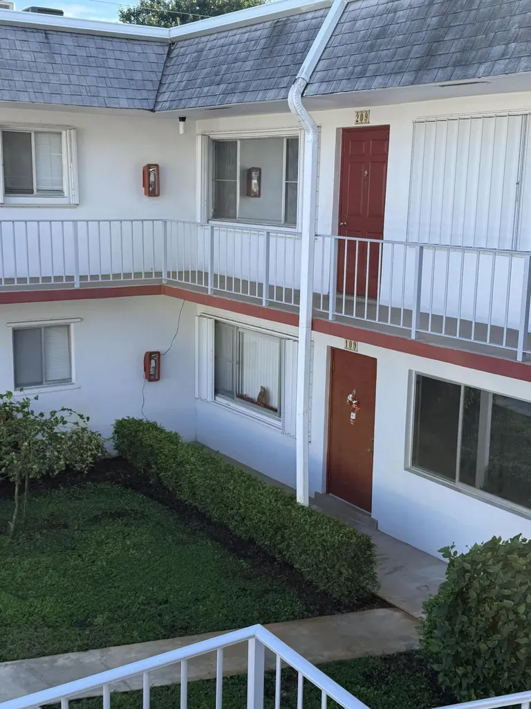 2960 Lake Osborne Drive Lake Worth Beach FL 33461