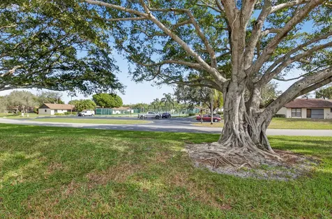 28 Via De Casas Norte Boynton Beach FL 33426