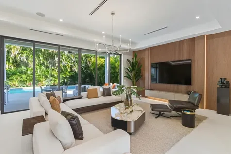 450 Ne Spanish Court Boca Raton FL 33432