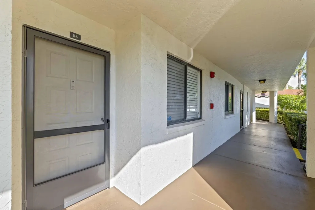 3138 Via Poinciana Lake Worth FL 33467