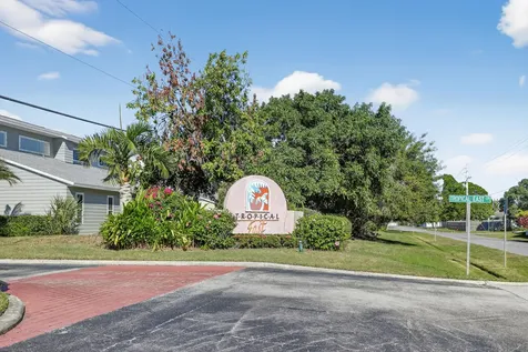 2540 Se Tropical East Circle Port Saint Lucie FL 34952